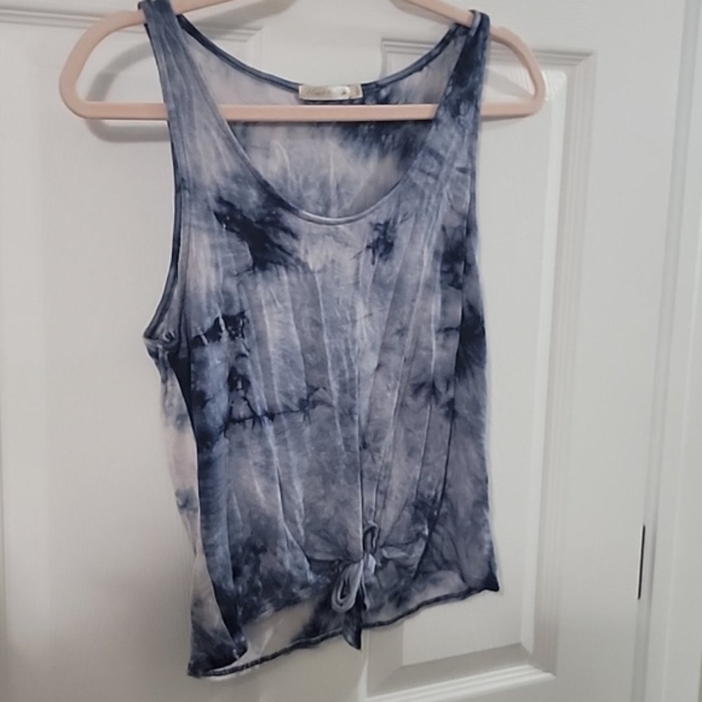 💗Heart & Hips Tie-Front Tank. L.
